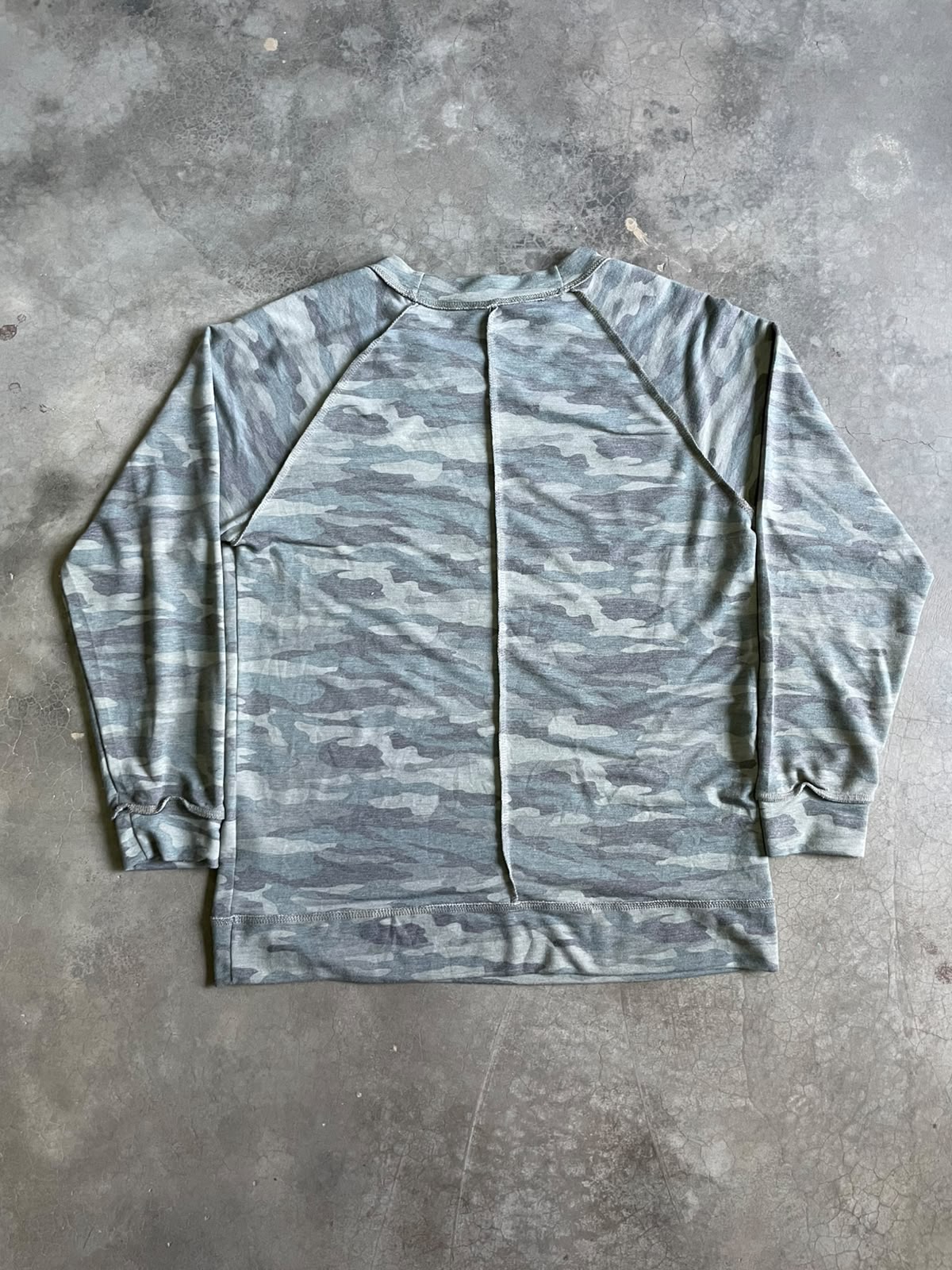 VINTAGE POLERA MANGA LARGA CAMUFLADA -M