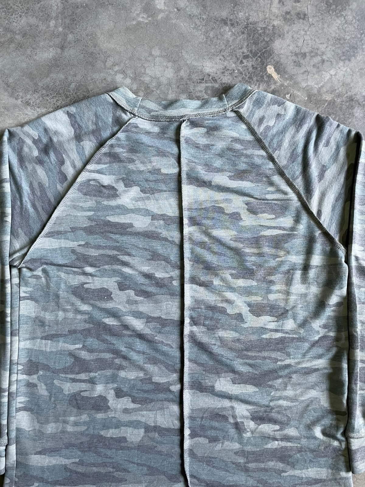 VINTAGE POLERA MANGA LARGA CAMUFLADA -M